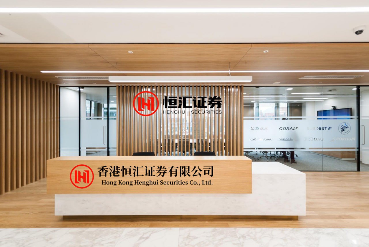 财米网 黄晓明带新女伴国外度假！牵手打伞很亲密，女方整容脸、蜂腰翘臀，神似前妻Angelababy